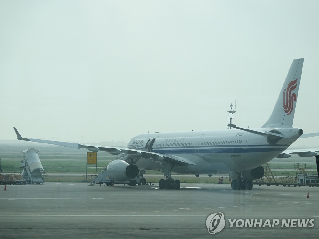 푸둥공항에 주기된 중국 국제항공 여객기