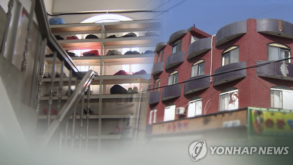 강동구 고교 축구클럽 집단감염…1천여 명 검사 (CG)