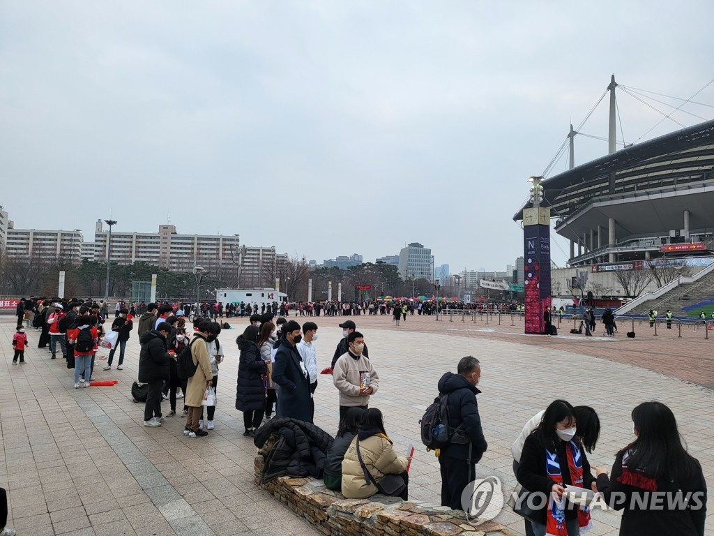 지난 24일, 서울월드컵경기장 앞에서 이란전 입장 기다리는 축구 팬들.