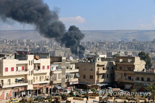 연기가 솟는 시리아 북서부 쿠르드 도시 아프린
