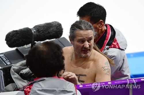 운영요원들에게 끌려나가는 남성