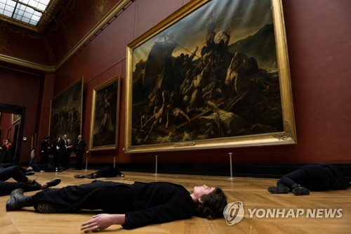 화석연료 반대시위의 일환으로 루브르에 드러누운 활동가들