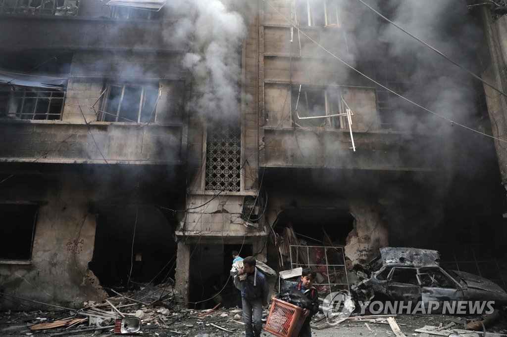 폭격 연기로 자욱한 시리아 동구타