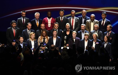 본선 진출 팀 감독들과 기념 촬영하는 윤덕여 감독(윗줄 오른쪽)