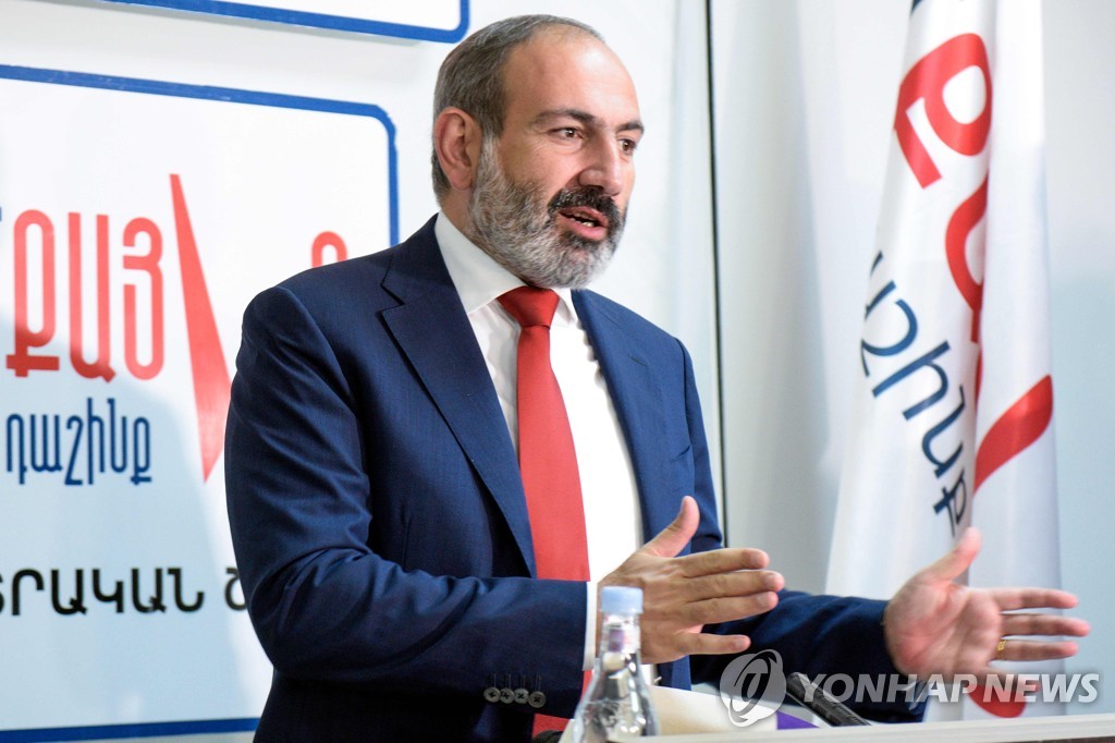 조기총선 승리 후 기자회견 하는 파시냔 아르메니아 총리대행