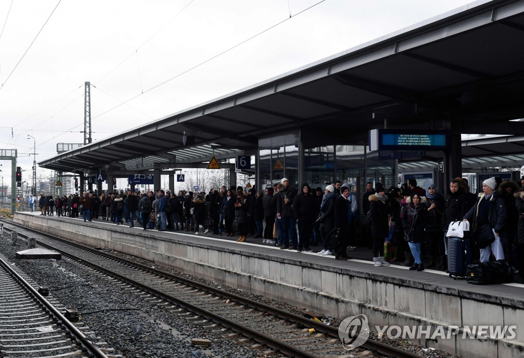 뮌헨 중앙역에서 오지 않는 열차를 기다리는 승객들 [AFP=연합뉴스]