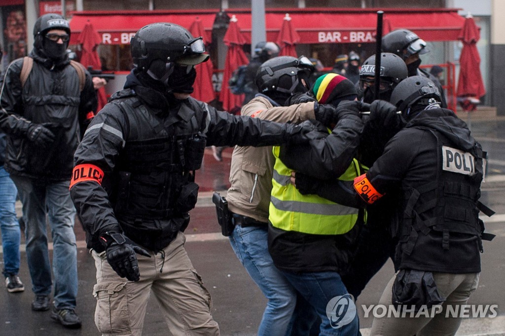 '노란 조끼' 시위 진압하는 프랑스 경찰 [AFP=연합뉴스]