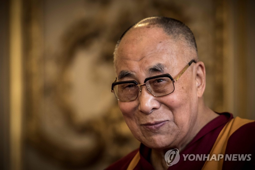 2016년 9월 14일 인도에 망명 중인 티베트의 정신적 지도자 달라이 라마 14세가 프랑스 상원에서 국제회의에 참석하고 있다. [AFP=연합뉴스 자료사진]