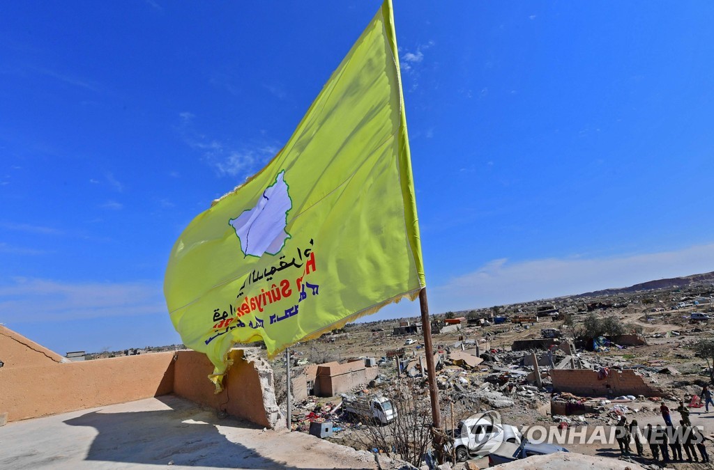 "지도에서 IS 지웠다"…IS 마지막 소굴서 휘날리는 SDF 깃발