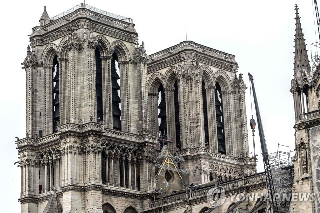 23일(현지시간) 파리 노트르담 대성당의 모습. 두 종탑은 화재 당시 화염을 피해 원형 그대로인 모습이다. 