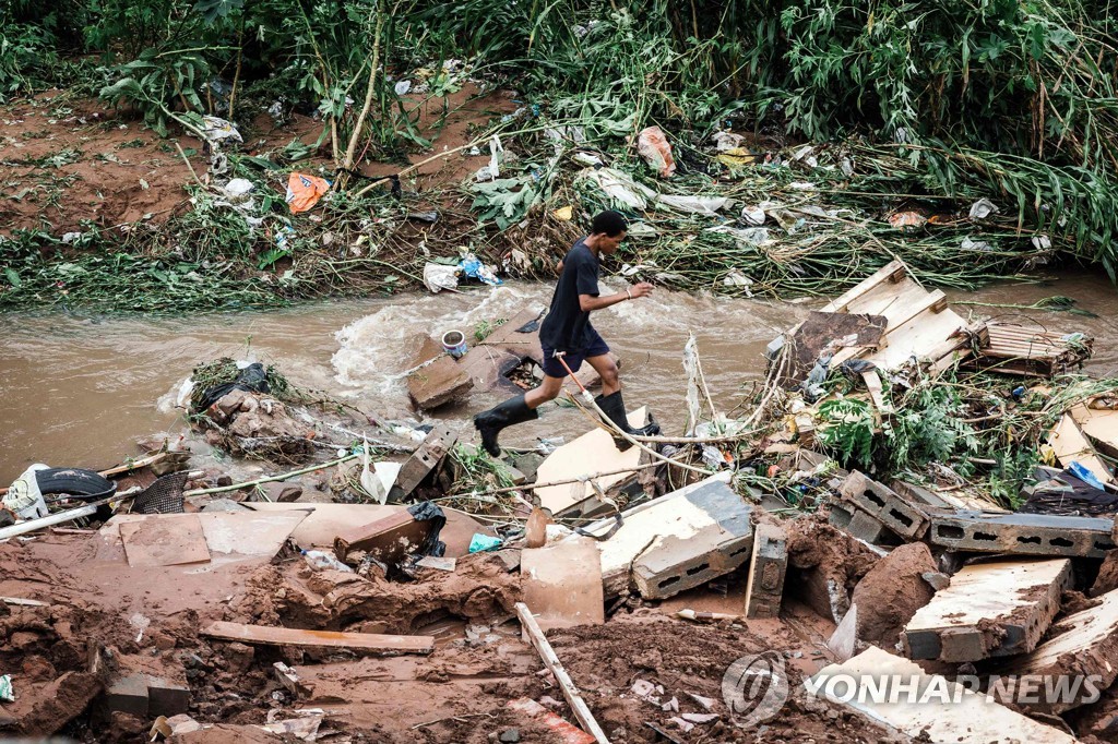 TOPSHOT-SAFRICA-WEATHER-FLOODS-DAMAGE