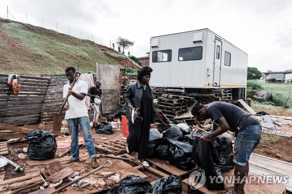 SAFRICA-WEATHER-FLOODS-DAMAGE