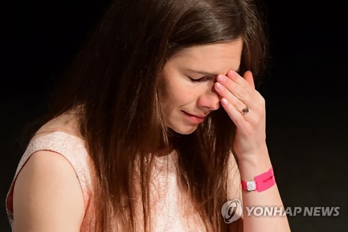 이탈리아 청중 앞에 선 어맨다 녹스.