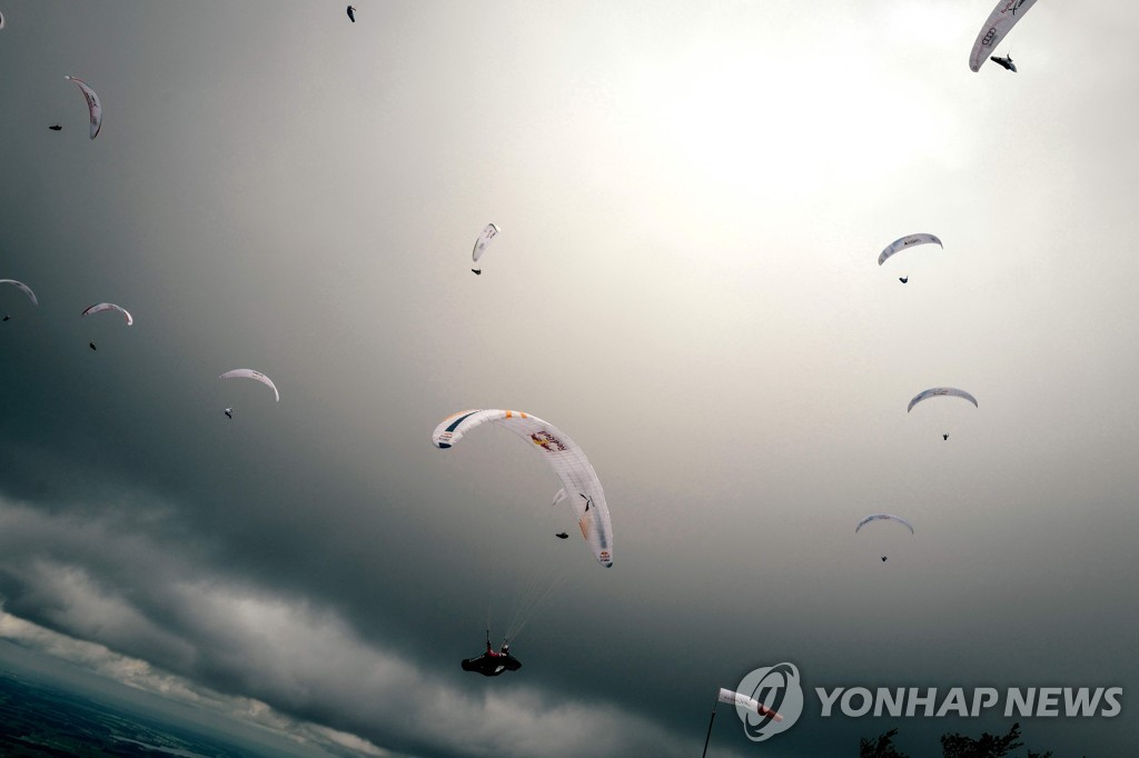 AUSTRIA-PARAGLIDING-ALPS
