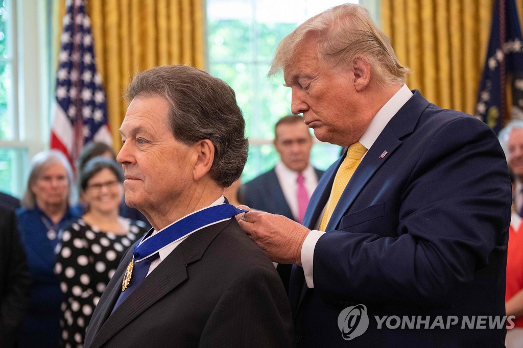 US-politics-TRUMP-MEDAL-LAFFER