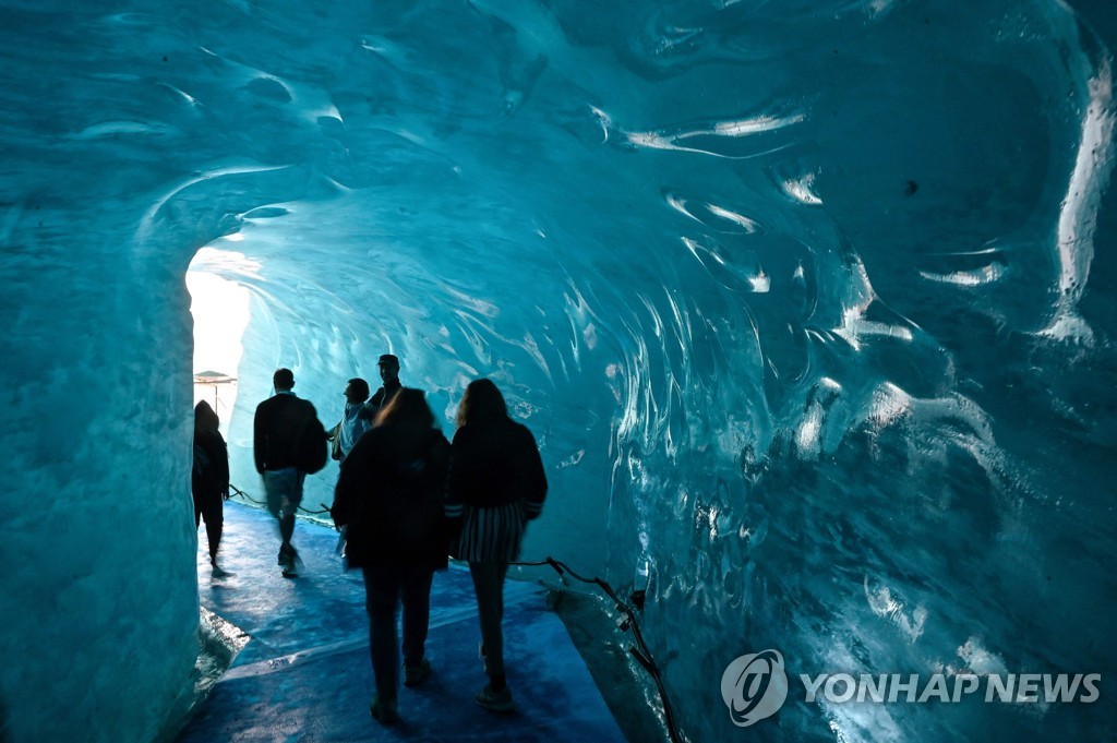 ′한 여름에도 꽁꽁′…佛 메르드글라스 빙하지역 얼음 동굴