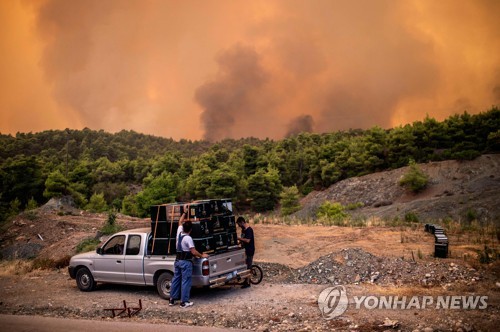 13일(현지시간) 발생한 대형 산불로 에비아섬의 하늘이 붉게 물들어 있다.