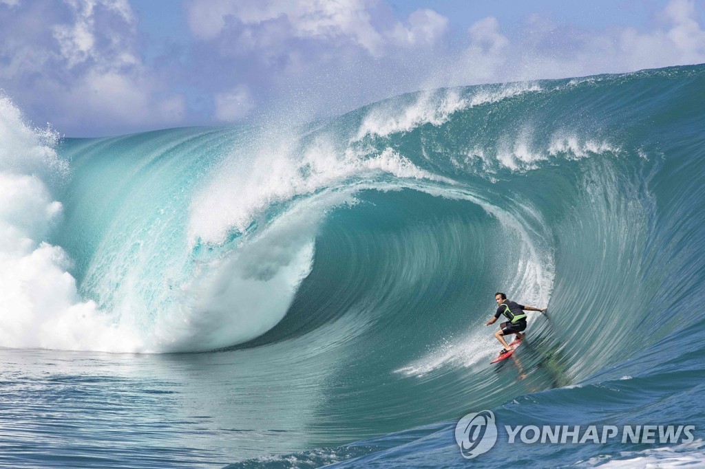 TOPSHOT-TAHITI-SURFING-TEAHUPOO