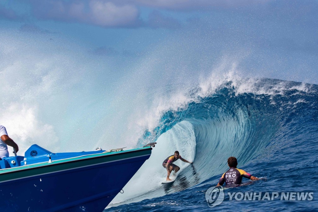TAHITI-SURFING