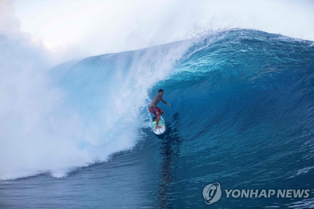 TAHITI-SURFING