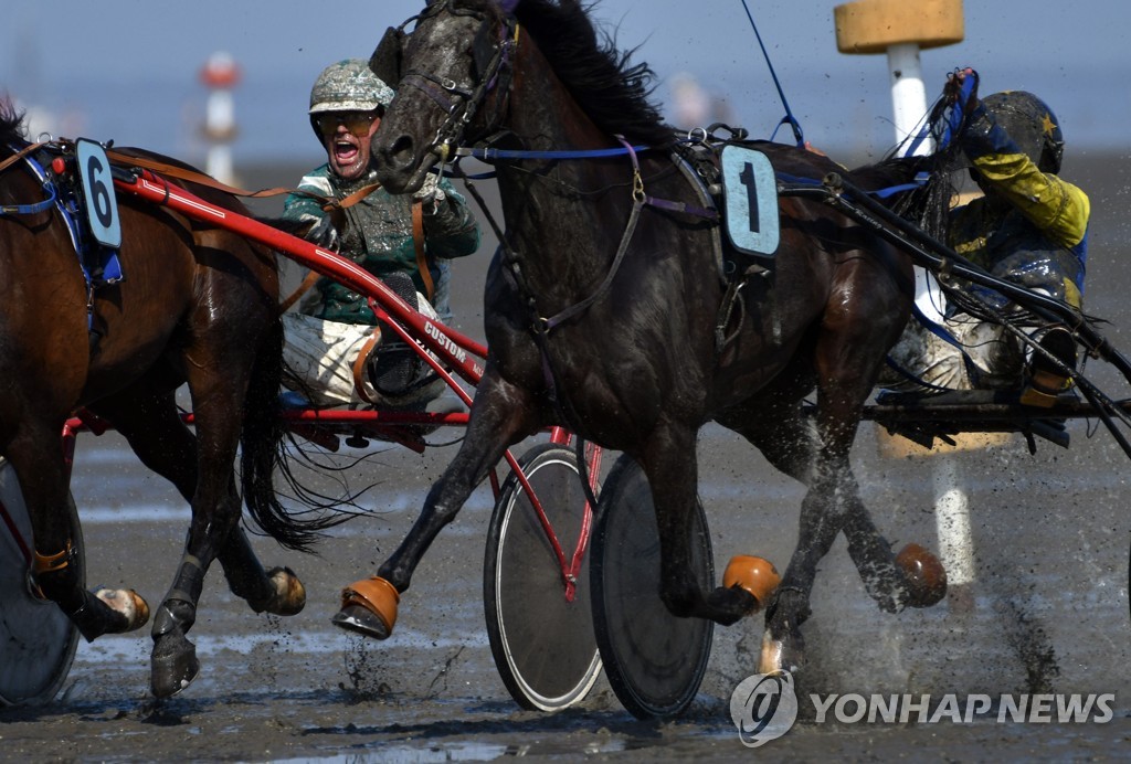 GERMANY-TRADITION-HORSE RACE-MUD-FEATURE