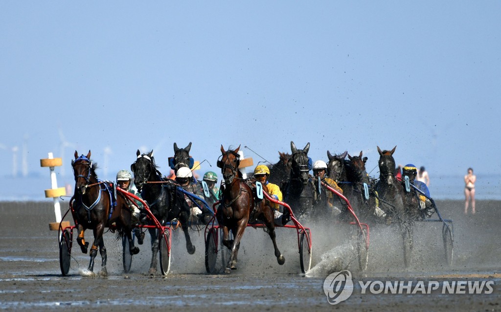 GERMANY-TRADITION-HORSE RACE-MUD-FEATURE
