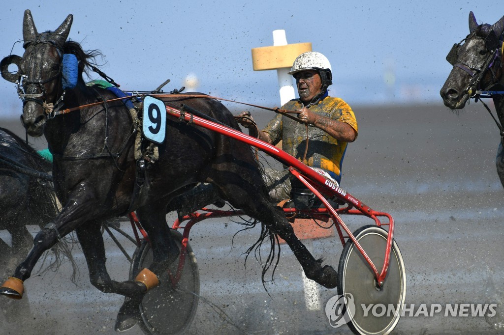 GERMANY-TRADITION-HORSE RACE-MUD-FEATURE