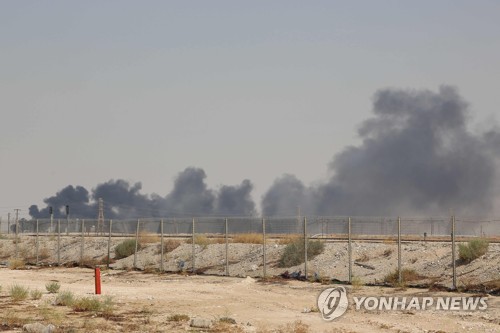 공격받은 사우디 아브카이크 석유시설에서 뿜어져 나오는 연기