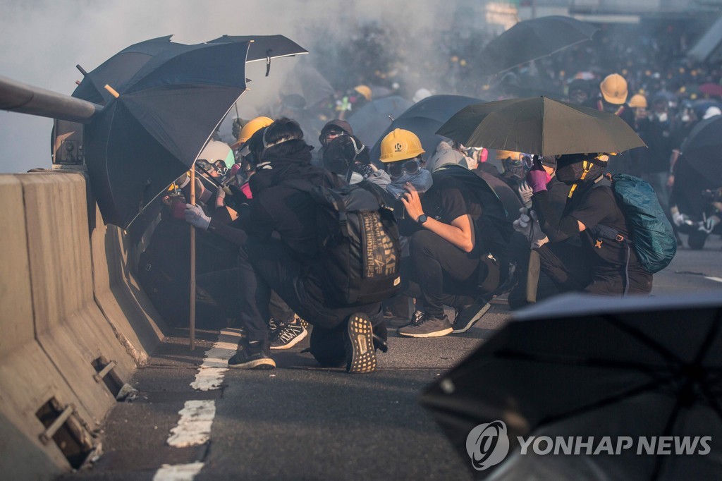 이달 15일 홍콩 정부청사 밖에 모인 '송환법' 반대 시위대