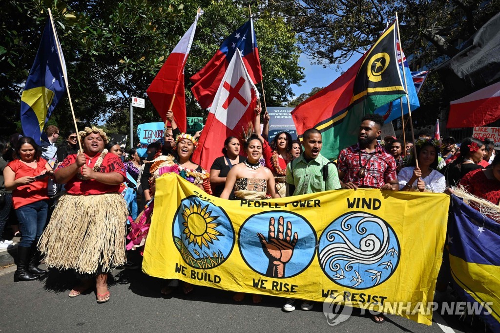 TOPSHOT-AUSTRALIA-ENVIRONMENT-CLIMATE-CHILDREN-GLOBAL-CAMPAIGN