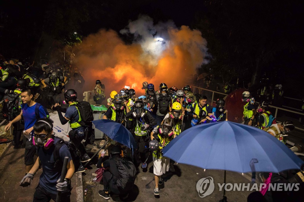 홍콩 교통대란 이어 평일 도심점거…대학가 격렬시위로 ′전쟁터′