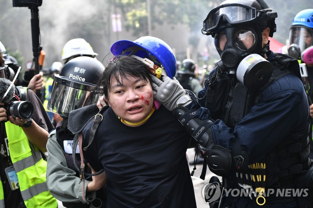 18일 홍콩 이공대에서 시위 참가자를 연행하는 진압 경찰