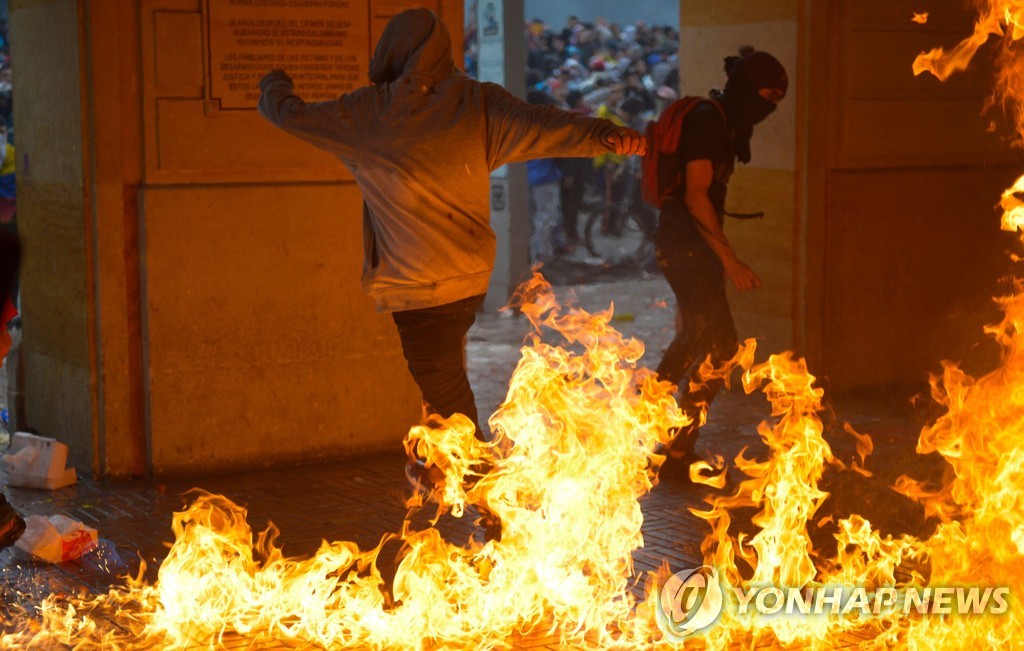 콜롬비아 반정부 시위 속에 불붙은 보고타 시청