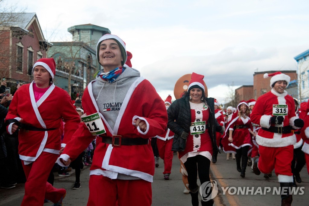 US-OFFBEAT-CHRISTMAS-SANTA CLAUS-RACE