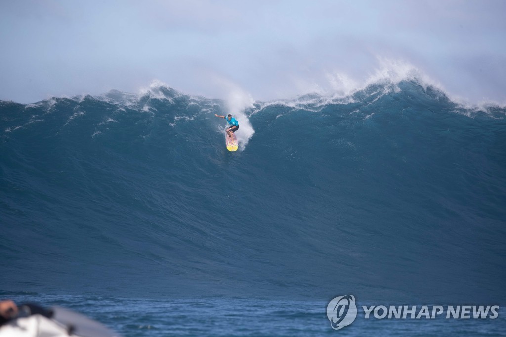 SURFING-JAWS-BIG-WAVE-COMPETITION