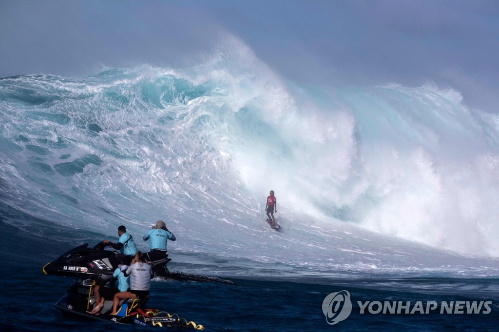 SURFING-JAWS-BIG-WAVE-COMPETITION