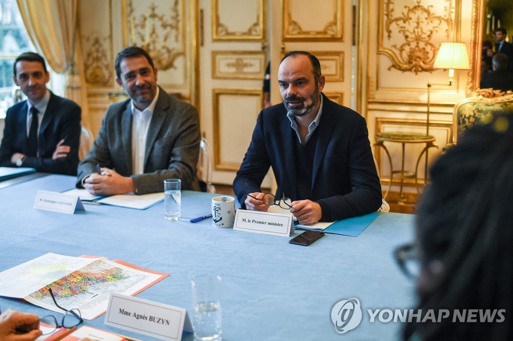 프랑스의 에두아르 필리프 총리(맨 오른쪽)가 지난 26일 신종 코로나바이러스 관련 대책회의를 주재하고 있다. [AFP=연합뉴스]