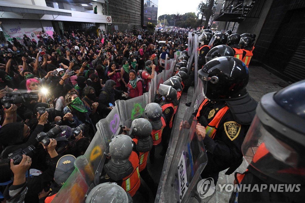 MEXICO-VIOLENCE-WOMEN-PROTEST