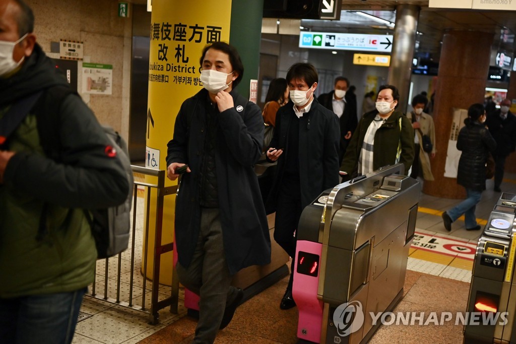 17일(현지시간) 일본 도쿄 지하철 역에서 마스크를 쓴 시민들 모습 [AFP=연합뉴스 자료사진]