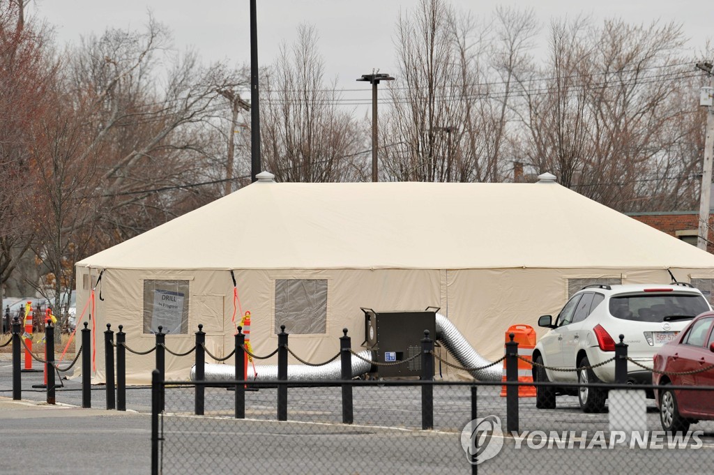미국 메사추세츠주 노우드 병원 외부에 설치된 진료 텐트