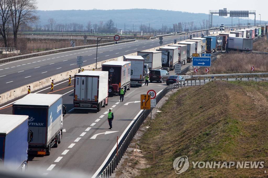 18일(현지시간) 오스트리아와 헝가리 국경에서 차량 정체로 트럭들이줄지어 있다. [ Photo by Alex Halada and ALEX HALADA / AFP=연합뉴스 자료사진]