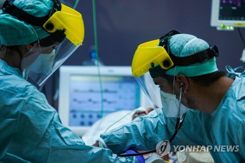 25일 중환자실에서 코로나19 환자를 치료하는 벨기에 한 병원의 의료진