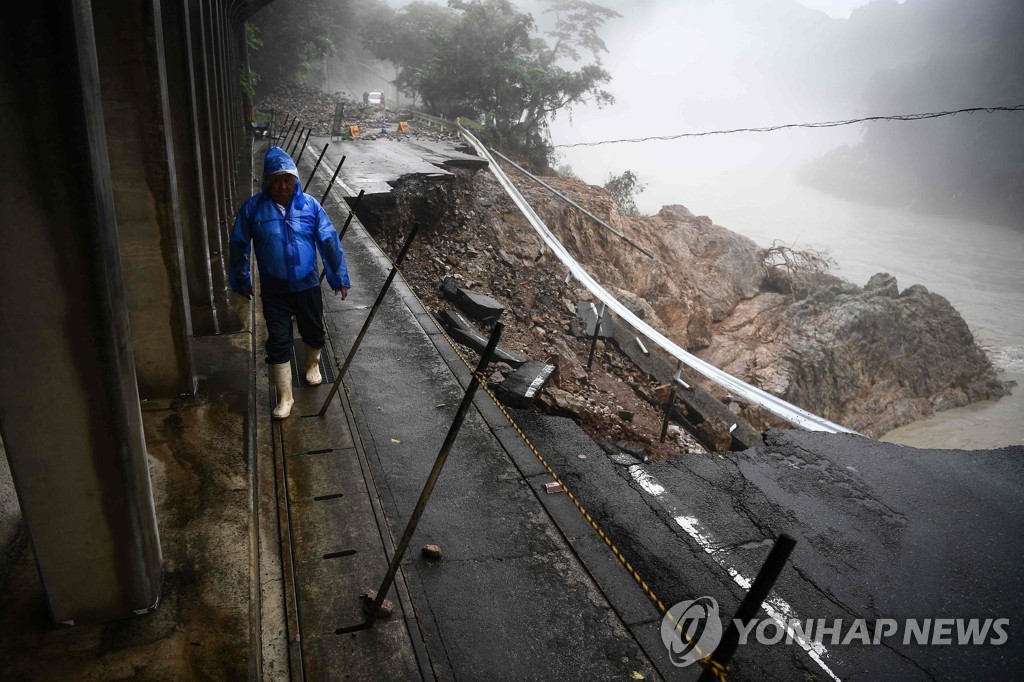 TOPSHOT-JAPAN-WEATHER-RAIN-FLOOD