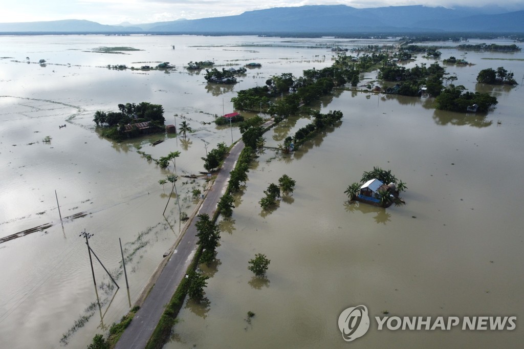 TOPSHOT-BANGLADESH-INDIA-NEPAL-WEATHER-FLOOD