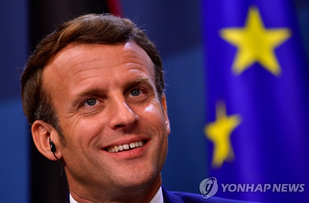 에마뉘엘 마크롱 프랑스 대통령이 지난 21일 벨기에 브뤼셀에서 유럽정상회의를 마친 뒤 기자회견을 하며 웃고 있다. [AFP=연합뉴스 자료사진]