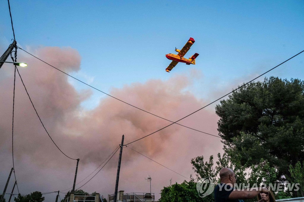 마르세유 인근 화재 진압에 동원된 비행기 [AFP=연합뉴스]