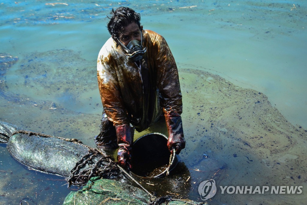 TOPSHOT-MAURITIUS-ENVIRONMENT-DISASTER-OIL