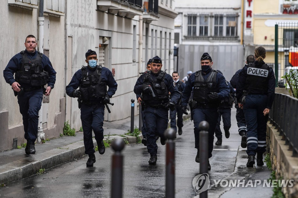 흉기 난동 현장에 출동하는 프랑스 경찰
