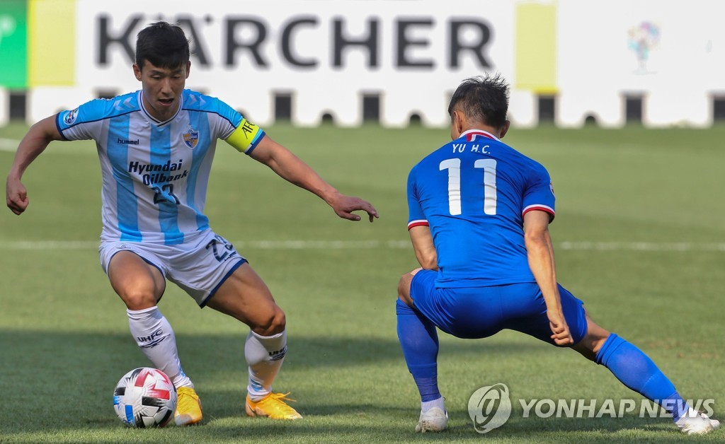 상하이와의 경기에 출전한 김태환(왼쪽)