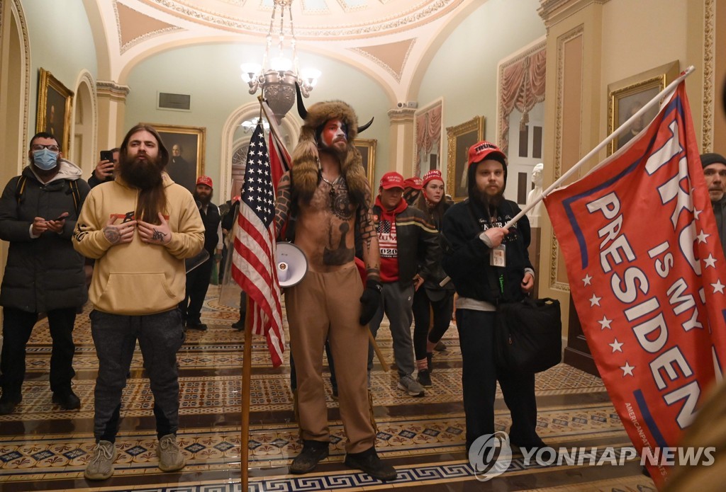 의회 난입 시위대를 이끈 '큐어넌 샤먼' 제이컵 챈슬리